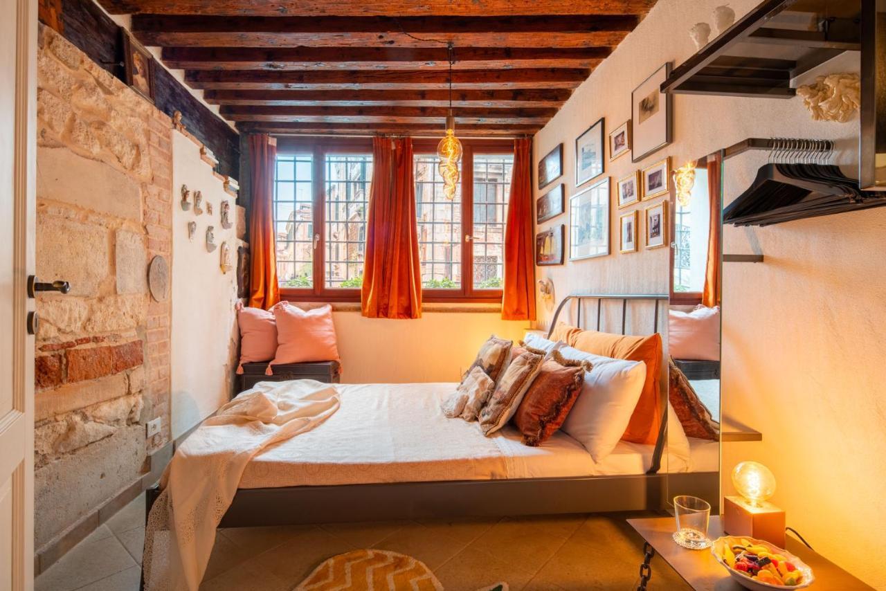 Casa Manina Sul Ponte - Your Private Canal View Венеция Экстерьер фото